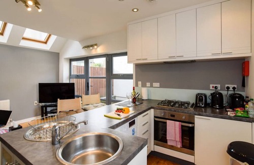 Splott House | Cloudstream Joy - Relax in the City | 2 Bed Duplex House w/Hot Tub