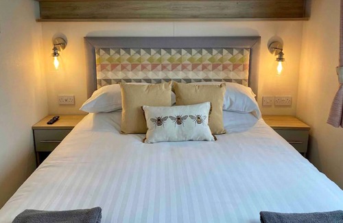 Carnforth Cabin | Clover Bank is a beautiful holiday home set one row back from Docker’s fishing lake.