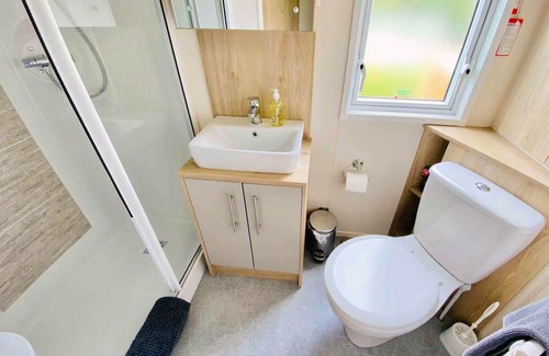 Carnforth Cabin | Clover Bank is a beautiful holiday home set one row back from Docker’s fishing lake.