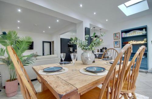 Portsmouth House | Clover lodge Portsmouth luxury home with off road free parking
