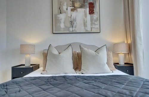Portsmouth House | Clover lodge Portsmouth luxury home with off road free parking