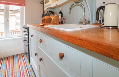 Cliffe Pypard Cottage | CLYFFE COTTAGE, romantic, character holiday cottage in Clyffe Pypard