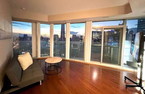 Toronto Entertainment District Condo | CN Tower, Union & Lakeview Condo+Free Parking