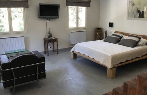 Sainte-Anastasie-sur-Issole Bed & Breakfast | COUNTRYSIDE - CHAMBRE D'HOTE PRIVATE SUITE - PRIVATE SPA VERANDA & POOL