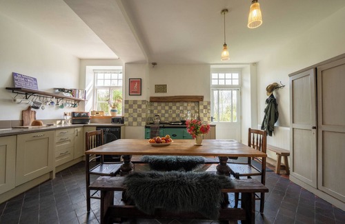 Llanwrtyd Wells Cottage | COACH HOUSE, pet friendly, with hot tub in Llanwrtyd Wells