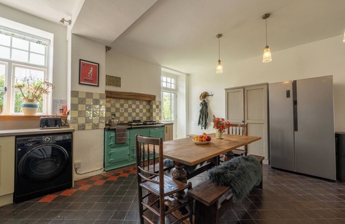 Llanwrtyd Wells Cottage | COACH HOUSE, pet friendly, with hot tub in Llanwrtyd Wells