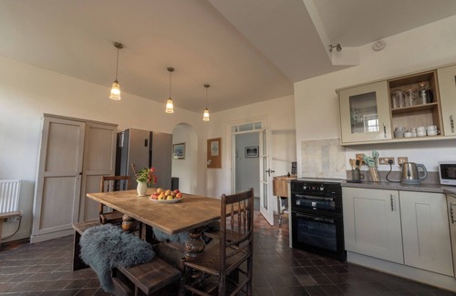 Llanwrtyd Wells Cottage | COACH HOUSE, pet friendly, with hot tub in Llanwrtyd Wells