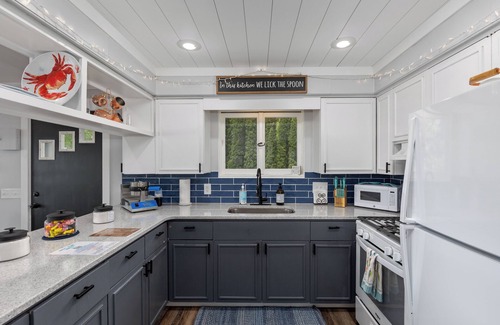 Coral House | Coady Lakefront Bliss - 4BR - Hot Tub - Boat - Kayak
