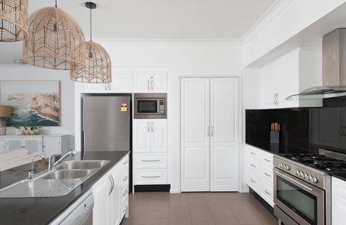 One Mile House | Coast and Country Estate - 15m Heated Pool and Minutes to Beach