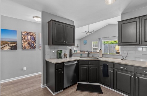 Kings Grant House | Coast Away Cottage. 1-story home - NO PET FEES! 10 minutes from the Beach!