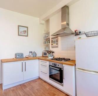 Portobello Apartment | Coastal 1 Bed Steps to Beach Free Park
