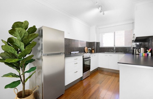 Burleigh Heads Apartment | Coastal 2-Bed with Balcony, 200m from Beach