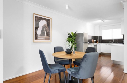Burleigh Heads Apartment | Coastal 2-Bed with Balcony, 200m from Beach