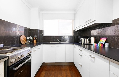 Burleigh Heads Apartment | Coastal 2-Bed with Balcony, 200m from Beach