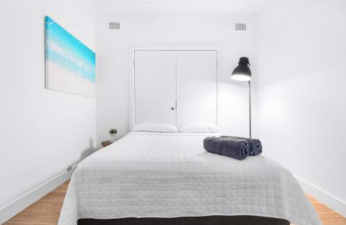Mona Vale House | Coastal 3 bedroom house with private oasis.