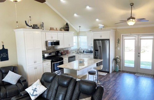 Dickinson House | Coastal Artist Retreat - Family and Pet Friendly, Fenced Backyard-2/2