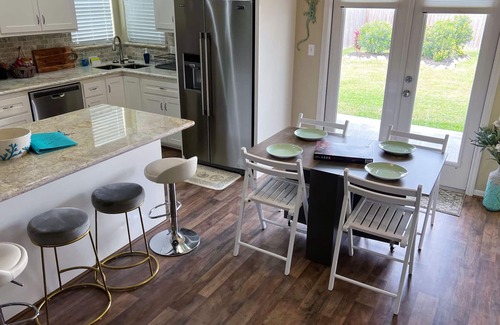 Dickinson House | Coastal Artist Retreat - Family and Pet Friendly, Fenced Backyard-2/2