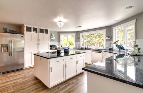 Bandon House | Coastal Bandon Vacation Rental: Walk to Beach!