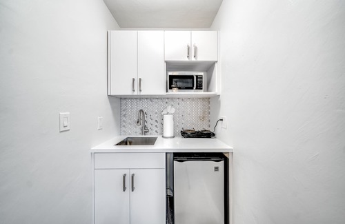 Coral Ridge Apartment | Coastal Beach Studio! Walk to Beach & Shops!