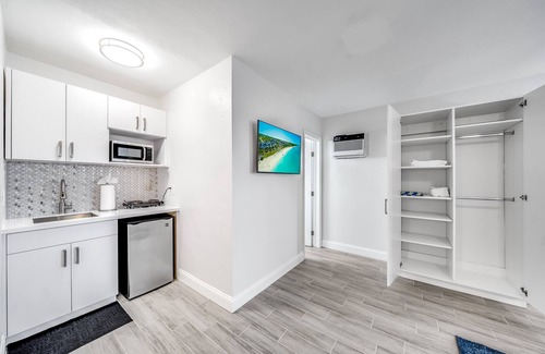 Coral Ridge Apartment | Coastal Beach Studio! Walk to Beach & Shops!