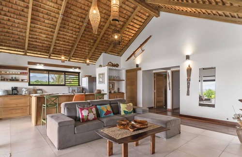 Temae House | Coastal Bliss: 1BR Bungalow by the Sea in Moorea