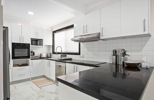 Windang House | Coastal Blue - Huge family home