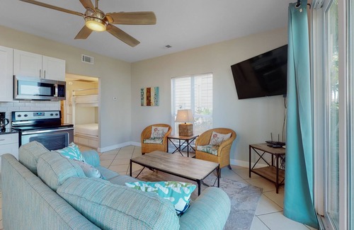 Crystal Beach Condo | Coastal, bright unit, Steps to the gulf, Walk to restaurants
