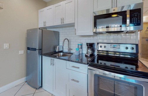 Crystal Beach Condo | Coastal, bright unit, Steps to the gulf, Walk to restaurants