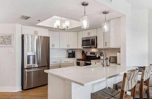 Indian Shores Condo | Coastal Charm Oceanview 3BR Condo w/ Heated Pool