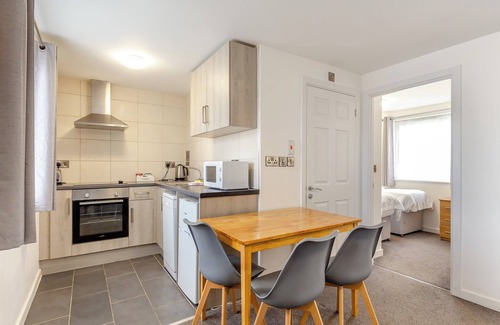 Hele Apartment | Coastal Charm Retreat in Ilfracombe