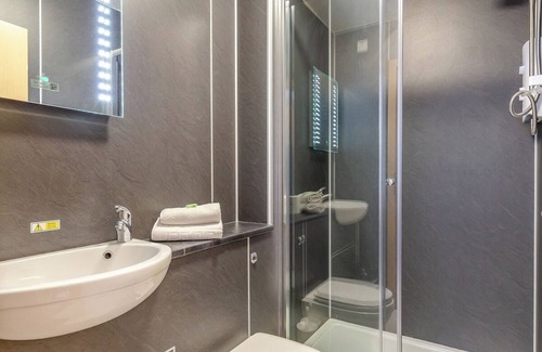Hele Apartment | Coastal Charm Retreat in Ilfracombe