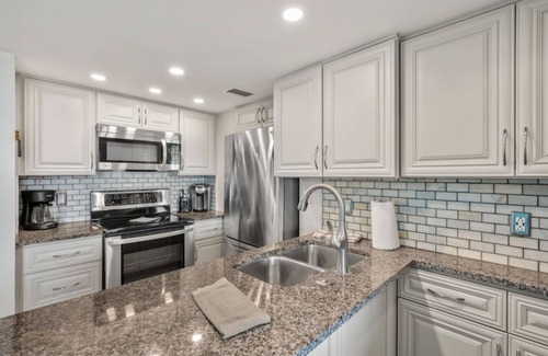 Fernandina Beach Condo | Coastal Charm: Elegant Beachside Condo with Pool and Views