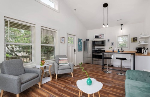 Kitty Hawk House | Coastal Chic Tiny house with Hottub, Kayak, Bikes and SUB's