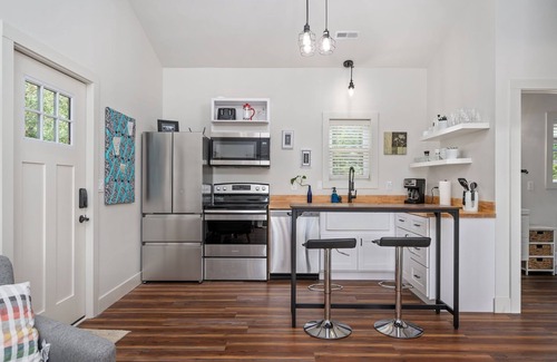 Kitty Hawk House | Coastal Chic Tiny house with Hottub, Kayak, Bikes and SUB's