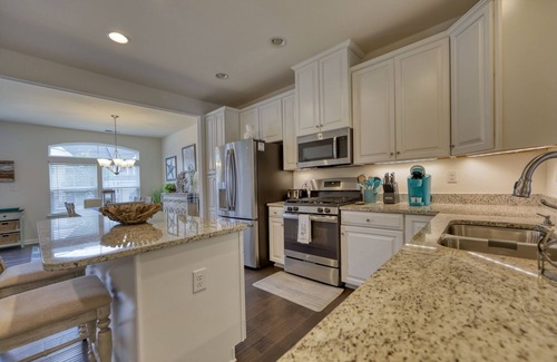 Lewes House | Coastal Club * 4BR Vacation Villa Home w 2.5 BA, sleeps 12