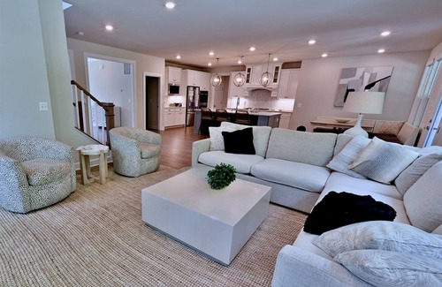 Lewes House | Coastal Club* 6BR Luxury House w 5 Full Bathrooms (Sleeps 12 Adults or 14 total)