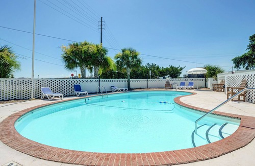 Airlie Condo | Coastal Comfort at The Waterway: Studio with Pool & Dining Nearby!