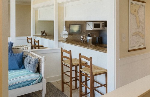 Sunnyside Condo | Coastal Comfort - Pinnacle Port