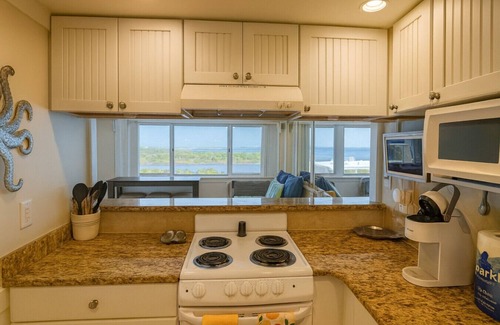 Sunnyside Condo | Coastal Comfort - Pinnacle Port