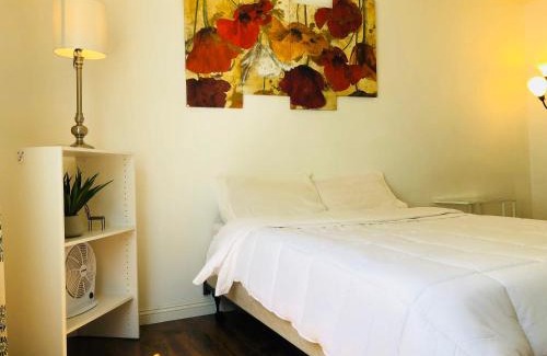 Mid-City House | Coastal Comfort Homestay in Santa Monica