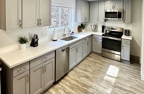Astoria House | Coastal Comfort in Astoria – 4BR Near River, Fishing & History