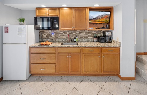 Windy Hill Condo | Coastal condo w/balcony & hot tubs