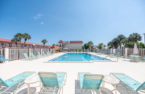 Crescent Beach Condo | Coastal Condo Retreat - Beach, Pool, Pickleball