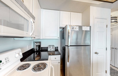 Gulf Shores Condo | Coastal Condo w/Balcony & Shared Pools/Hot Tubs/Gym and Gulf views