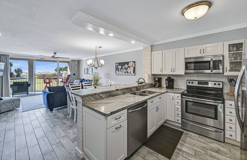 Holiday Isle Condo | Coastal Condo w/Spacious Private Balcony | $800 FREE Tickets to Attractions