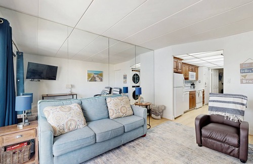 Ocean City Condo | Coastal condo with ocean-view balcony, desk, pool & outdoor shower