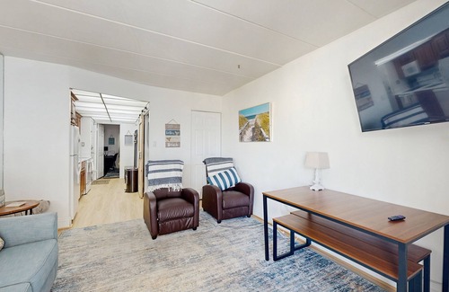 Ocean City Condo | Coastal condo with ocean-view balcony, desk, pool & outdoor shower