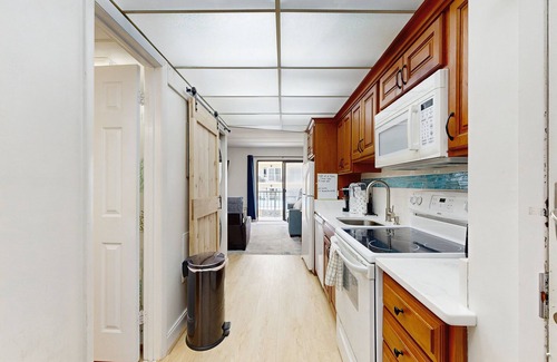 Ocean City Condo | Coastal condo with ocean-view balcony, desk, pool & outdoor shower