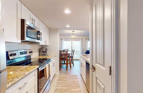 Harbor Oaks Condo | Coastal condo with shared pool & great views - great location