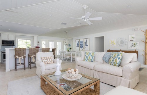 South Beach House | COASTAL CONTEMPORARY - Luxurious 4-BR Home, 2 minute walk to beach